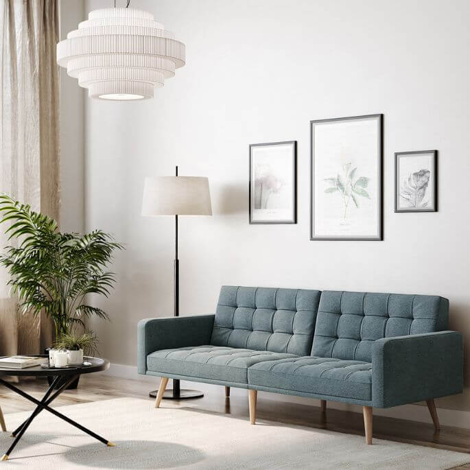 Canapé convertible scandinave en tissu bleu, piètement bois et couchage d’appoint